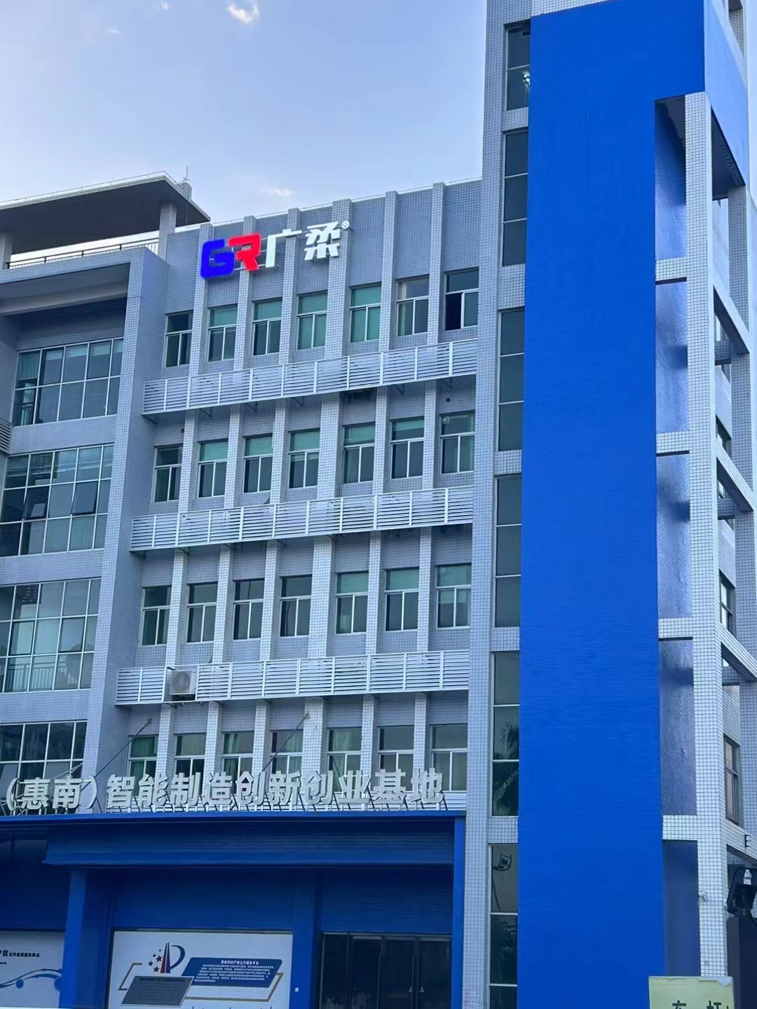 基于視覺檢測的半導體器件表面除塵方法及其系統(tǒng)